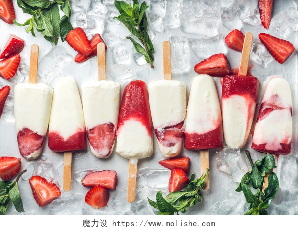 白桌上的草莓牛奶冰棒和冰块草莓酸奶冰淇淋